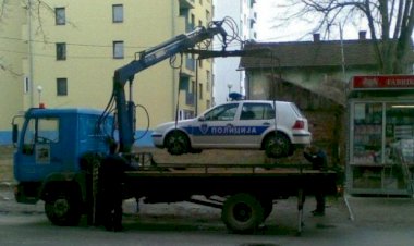 Pauk odvezao policijski automobil u Doboju